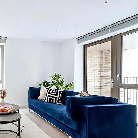 Contemporary City Living Chic Apartment In London